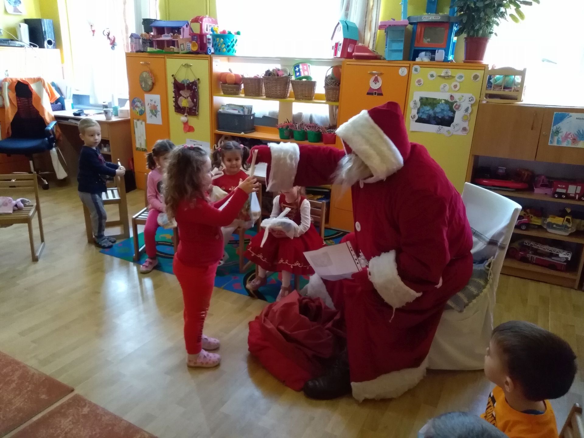 December 5-én az Óvodánkba látogatott a Mikulás.